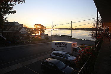 Blick auf den St. Lorenzstrom beim Sonnenaufgang. Im Hintergrund ist Cornwall Island.