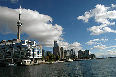Blick vom Seeufer auf Downtown Toronto mit CN-Tower.